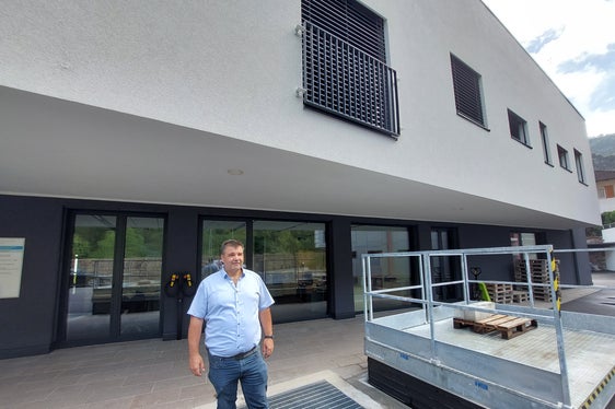 Il direttore dell'Ufficio Geologia e prove materiali, Volkmar Mair, davanti al nuovo laboratorio geotecnico, primo in Alto Adige che rispetta i parametri dell’Agenzia CasaClima (Foto: ASP/Igor Cocca)