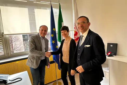 L'assessore Vettorato (nella foto a sinistra) e il direttore di Dipartimento Lampis salutano la nuova direttrice dell'Ufficio bilinguismo Donatella Ricchetto. (Foto: ASP)