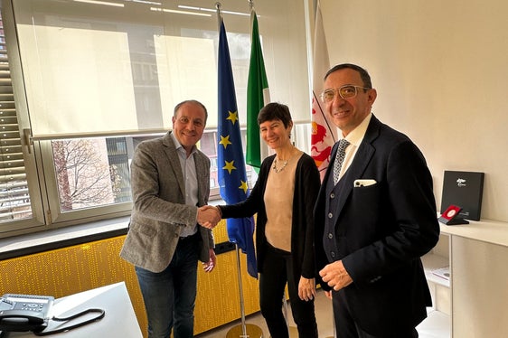 Landesrat Giuliano Vettorato (l.) und Abteilungsdirektor Antonio Lampis (r.) hießen Amtsdirektorin Donatella Ricchetto in ihrem neuen Amt willkommen. (Foto: LPA/Italienische Kulturabteilung).