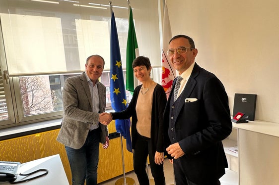 L'assessore Vettorato (nella foto a sinistra) e il direttore di Dipartimento Lampis salutano la nuova direttrice dell'Ufficio bilinguismo Donatella Ricchetto. (Foto: ASP)