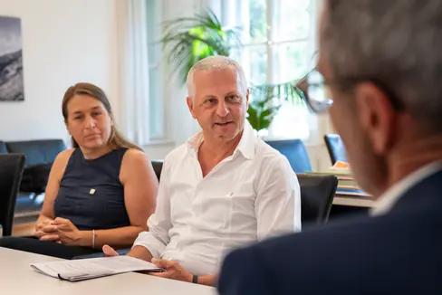 Der Vorstand der Architektenkammer (im Bild von rechts Vizepräsidentin Stefania Saracino und Präsident Wolfgang Thaler) haben im Gespräch mit Landeshauptmann Kompatscher (links) über die euen Gestaltungsmöglichkeiten, die sich aus der Weiterentwicklung der Autonomie ergeben, sowie die damit verbundenen Zuständigkeiten des Landes gesprochen. (Foto: LPA/Fabio Brucculeri)