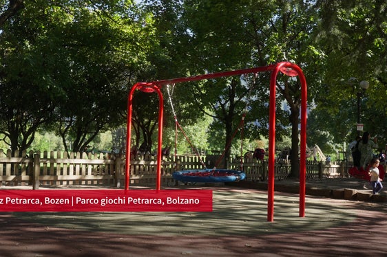 Il parco giochi nel Parco Petrarca di Bolzano è accessibile a tutti. (Foto: USP)