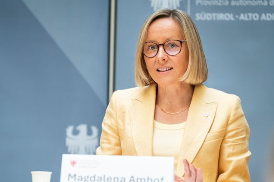 Wer Freude am Umgang mit Menschen hat, gerne berät und Verantwortung übernimmt, findet im Beruf Arbeitsvermittlerinnen und Arbeitsvermittler eine sinnstiftende und abwechslungsreiche Aufgabe. Arbeitsvermittlerinnen und Arbeitsvermittler helfen Menschen dabei, neue berufliche Perspektiven zu entwickeln, und stärken gleichzeitig unseren Arbeitsmarkt, sagt Arbeits- und Personallandesrätin Magdalena Amhof. (Foto: LPA/Fabio Brucculeri)