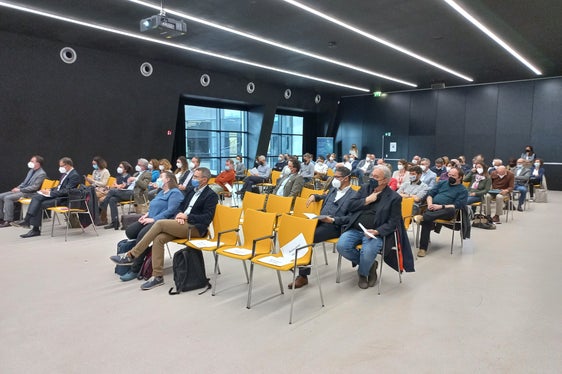 Zahlreiche Vertretende der Südtiroler Forschungseinrichtungen und Unternehmen nahmen an der Abschlussveranstaltung von Capacity Building 2014-2021 im NOI Techpark in Bozen teil. (Foto: LPA)