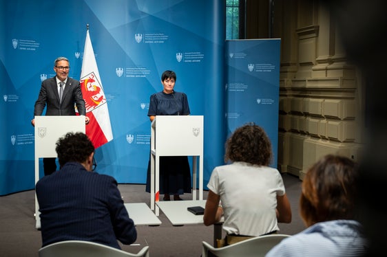 Il presidente della Provincia Arno Kompatscher e l'assessora provinciale all'Edilizia abitativa ed alla Sicurezza e prevenzione della violenza Ulli Mair hanno illustrato ai rappresentanti dei media le decisioni assunte dalla Giunta provinciale il 1° luglio. (Foto: USP/Fabio Brucculeri)