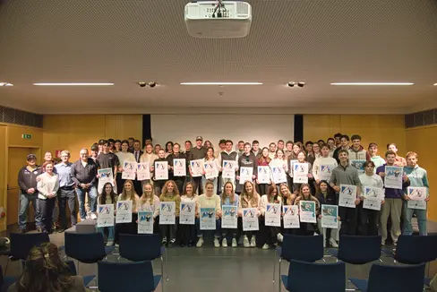 90 neue Skilehrerinnen und Skilehrer feierten am 22. Oktober im Bozner Waltherhaus den erfolgreichen Abschluss ihrer Ausbildung. (Foto: LPA/Ressort Land- und Forstwirtschaft und Tourismus/Sabine Pitscheider)