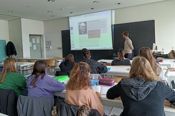 Europa, Rechtsstaatlichkeit, Bürgerbeteiligung sowie Klima- und Umweltschutz waren die Themen, mit denen sich heute Schülerinnen und Schüler des Bozner Gymnasiums Giovanni Pascoli befasst haben, wo Vertretende des Eusalp-Jugendrats und der Stiftung Antonio Megalizzi zu Besuch waren. (Foto: Stiftung Antonio Megalizzi)