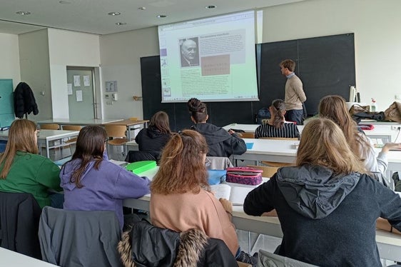 Europa, Rechtsstaatlichkeit, Bürgerbeteiligung sowie Klima- und Umweltschutz waren die Themen, mit denen sich heute Schülerinnen und Schüler des Bozner Gymnasiums Giovanni Pascoli befasst haben, wo Vertretende des Eusalp-Jugendrats und der Stiftung Antonio Megalizzi zu Besuch waren. (Foto: Stiftung Antonio Megalizzi)
