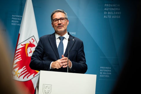 Der Haushaltsvoranschlag für den Zeitraum 2025-2027 des Landes umfasst ein Gesamtvolumen von 7,92 Milliarden Euro, die Landesregierung hat den Budgetentwurf 2024 heute auf Vorschlag von Landeshauptmann und Finanzlandesrat Arno Kompatscher (im Bild) genehmigt. (Foto: LPA/Fabio Brucculeri)