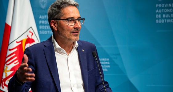 Landeshauptmann Kompatscher bei der heutigen (27. Juni) Pressekonferenz nach Sitzung der Landesregierung. (Foto: LPA/Fabio Brucculeri)