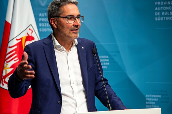 Il presidente Arno Kompatscher nel corso della conferenza stampa odierna (Foto: ASP/Fabio Brucculeri)