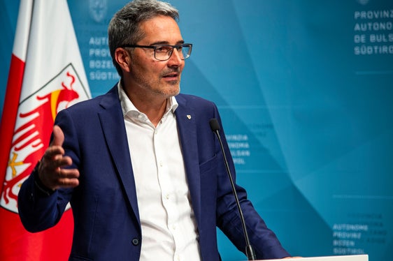 Il presidente Arno Kompatscher nel corso della conferenza stampa odierna (Foto: ASP/Fabio Brucculeri)