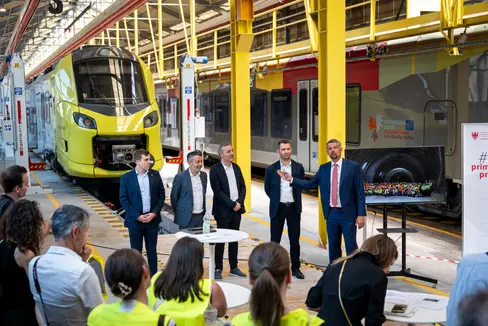 In due anni e mezzo, sono stati assicurati circa un miliardo di euro di finanziamenti statali ed europei per la mobilità e le infrastrutture provinciali. È un dato emerso dalla conferenza stampa di metà mandato #primotempo dell'assessore provinciale alle Infrastrutture e alla Mobilità, Daniel Alfreider, in primo piano sulla destra nella foto, con accanto (da destra a sinistra), il direttore di Dipartimento Martin Vallazza, il direttore della Ripartizione Infrastrutture Umberto Simone, il direttore generale di STA Joachim Dejaco e l'incaricato speciale per la pianificazione provinciale viabilità e flussi di mobilità Michael Andergassen. (Foto: USP/Fabio Brucculeri)