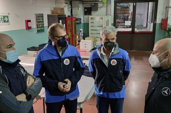 Austausch vor der Abfahrt des Hilfskonvois: (v.l.) Stefano Fait vom Zivilschutz des Trentino, der Direktor der Agentur für Bevölkerungsschutz Unterweger, Bevölkerungsschutzlandesrat Schuler, Andrea Mazo vom Dipartimento di Protezione Civile (Foto: Agentur für Bevölkerungsschutz/Andreas Simmerle)