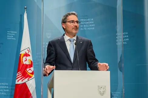 Il presidente Arno Kompatscher nel corso della conferenza stampa odierna (Foto: ASP/Fabio Brucculeri)