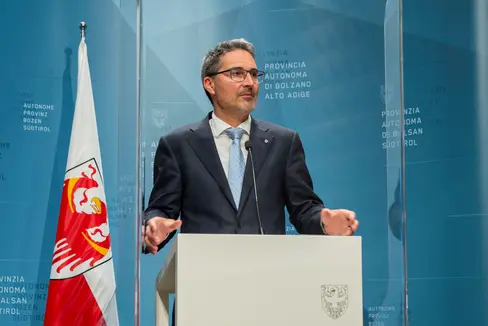 LH Kompatscher: Die zusätzlichen Mittel für Pflegeberufe sowie Lehrpersonen an Schulen staatlicher Art werden dank der im Herbst 2021 abgeschlossenen Finanzverhandlungen mit Rom möglich. (Foto: LPA/Fabio Brucculeri)