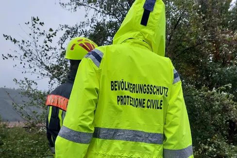 Die Techniker der Wildbachverbauung stehen – wie hier vorgestern (31. Oktober) am Mühlbach in Algund/Gratsch – bei Hochwasser mit ihrem Expertenwissen beratend zur Seite. (Foto: LPA/Agentur für Bevölkerungsschutz)