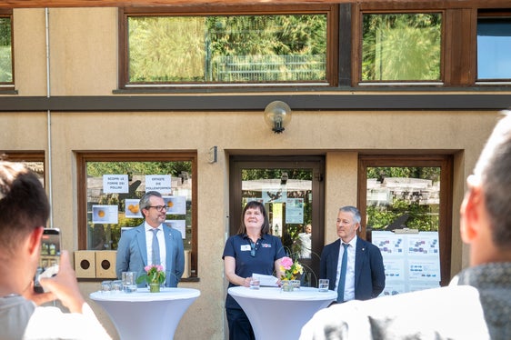 Mit einer Pressekonferenz und einem Tag der offenen Tür feierte das Biologische Labor des Landes sein 50-jähriges Bestehen mit Landesrat Peter Brunner, Amtsdirektorin Alberta Stenico und Bürgermeister Giovanni Seppi (von rechts). (Foto: LPA/Fabio Brucculeri)