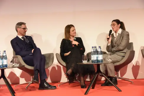 Die ehemalige Absolventin Sarah Russo (rechts) berichtete Landeshauptmann Arno Kompatscher und Moderatorin Barbara Brugnara von ihrem Werdegang. (Foto: Stiftung Sparkasse/Ochsenreiter)