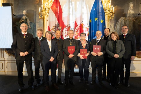 À abù legrëza cun la uneranzes de ëiles y ëi de Südtirol. Da man ciancia: l presidënt dl Tirol Anton Mattle, l vizepresidënt dla Region y assessëur regionel Franz Locher, i assessëures provinzei Hubert Messner y Peter Brunner, i unerei Gotthard Bonell, Ulrike Tappeiner, Toni Fiung, l assessëur provinziel Philipp Achammer, l’assessëura provinziela Rosmarie Pamer y l presidënt dla Jonta provinziela Arno Kompatscher. (Foto: Land Tirol/Sedlak)