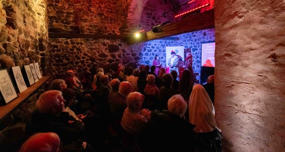 Il pubblico che ha gremito la cantina della Casa della Pesa ha dimostrato con il proprio interesse che Claudia de’ Medici non è “un'eroina dimenticata del Tirolo”. (Foto: USP/Jacopo Coen)