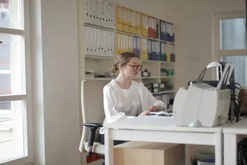 Die Landesabteilung Personal sucht acht neue Schulsekretärinnen und Schulsekretäre in der VII. Funktionsebene. Die Stellen umfassen Voll- und Teilzeit und sind an verschiedenen deutsch- und italienischsprachigen Schulen in Südtirol. (Foto: Pexels. Das Foto darf nur in Zusammenhang mit dieser Pressemitteilung verwendet werden.)