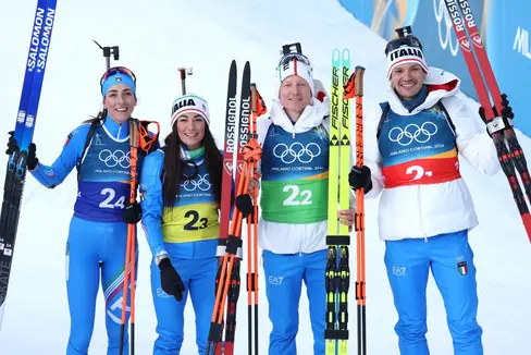 Un argento storico. La staffetta mista del biathlon che ha centrato la medaglia d'argento nella prima storica giornata dei Giochi Olimpici invernali ad Anterselva: nella foto (da sinistra) Lisa Vittozzi, Dorothea Wierer, Lukas Hofer e Tommaso Giacomel. (Foto: Milano Cortina)