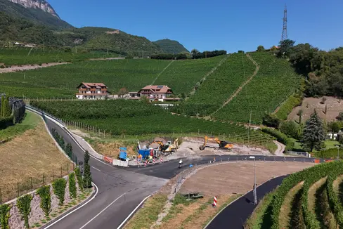 Una fase dei lavori di adeguamento infrastrutturale della strada provinciale tra San Paolo e Riva di Sotto, nel territorio del Comune di Appiano sulla strada del Vino. (Foto: Dipartimento Infrastrutture e Mobilità)