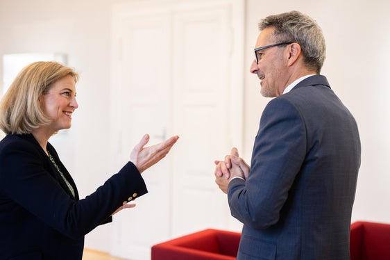 Beate Meinl-Reisinger erklärte Arno Kompatscher, dass Österreich seine Schutzfunktion für Südtirol im Sinne der gemeinsamen Verantwortung Österreichs und Italiens wahrnehme und die Entwicklung der Autonomie Südtirols unterstütze. (Foto: Michael Gruber)