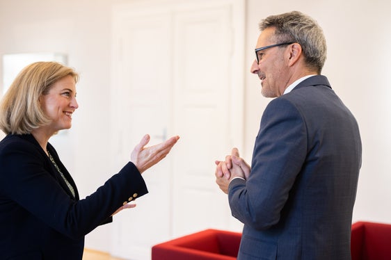 La ministra Beate Meinl-Reisinger ha ribadito al presidente Arno Kompatscher, che l'Austria svolge il ruolo di garante per l'Alto Adige nel quadro della responsabilità congiunta di Austria e Italia, sostenendo di pari passo lo sviluppo dell’autonomia dell'Alto Adige. (Foto: USP/Michael Gruber)