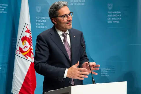 Il presidente Arno Kompatscher nel corso della conferenza stampa odierna (Foto: ASP/Fabio Brucculeri)