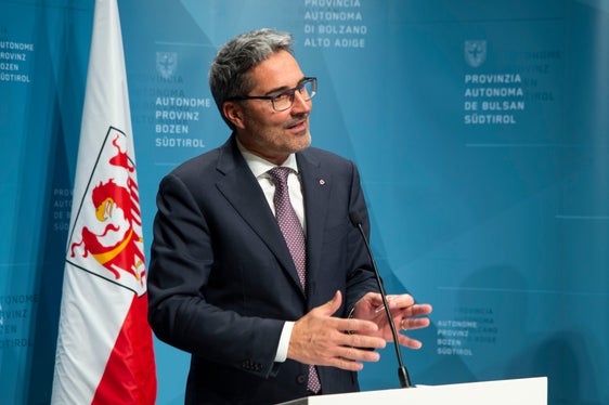 Viele Gemeinden, vor allem kleine Gemeinden, haben nicht die Voraussetzungen, um einen Polizeidienst auf die Beine zu stellen. Die Lösung ist die Zusammenarbeit zwischen den Gemeinden, sagte Landeshauptmann und Gemeindenlandesrat Arno Kompatscher. (Foto: LPA/Fabio Brucculeri)