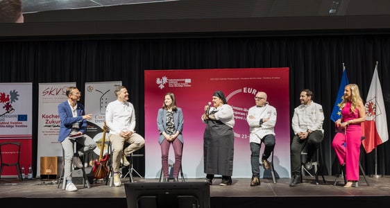 Tavola rotonda con i presidenti delle Associazioni dei cuochi e due cuoche dell'Euregio: (da sinistra) il moderatore Thomas Vonmetz, Patrick Jageregger (Alto Adige), Madlen Hackl, Tina Marcelli, Stefano Goller (Trentino), Philipp Stohner (Tirolo) e la moderatrice Karin Gschnitzer (Foto: USP/Bernhard Aichner)