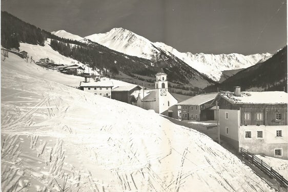 Un luogo culturalmente e storicamente significativo: la mulattiera del Passo della Giovo passava un tempo davanti al lato nord della locanda. L'immagine mostra una fotografia scattata nel 1962 (Foto: Soprintendenza ai beni culturali)