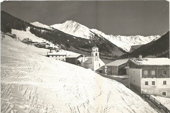 Kulturhistorisch bedeutende Lage: An der Nordseite des Wirtsguats führte einst der Saumpfad über den Jaufenpass vorbei. Im Bild eine Aufnahme aus dem Jahr 1962. (Foto: Landesdenkmalamt)