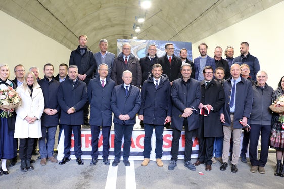 Manifestaziun de daurida dal tunel da San Laurenz. (Foto: USP/Ingo Dejaco)