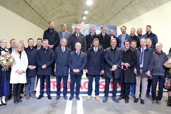 Foto di gruppo sotto la nuova galleria Floronzo. (Foto:ASP/Angelika Schrott)