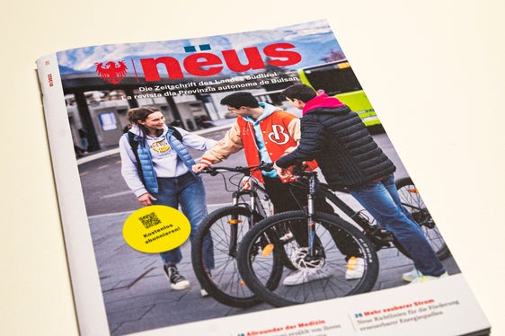 La copertina della nuova rivista della Provincia nëus, concepita come un fascicolo reversibile bi- e in parte trilingue. (Foto: ASP/Fabio Brucculeri)