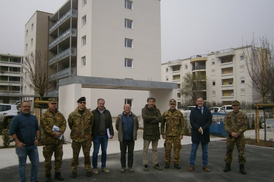 L'assessore all'edilizia pubblica e patrimonio Massimo Bessone (2 da dx) insieme ai geometri David Pallaver (1 da sx) e Robert Aster (4 da sx), all'architetto Corradini (al centro), all'ingegnere Giorgio Mira (4 da dx) e al 4. reparto infrastrutture davanti alla palazzina militare consegnata anticipatamente ieri mattina in via Resia a Bolzano. (Foto: ASP/Igor Cocca)