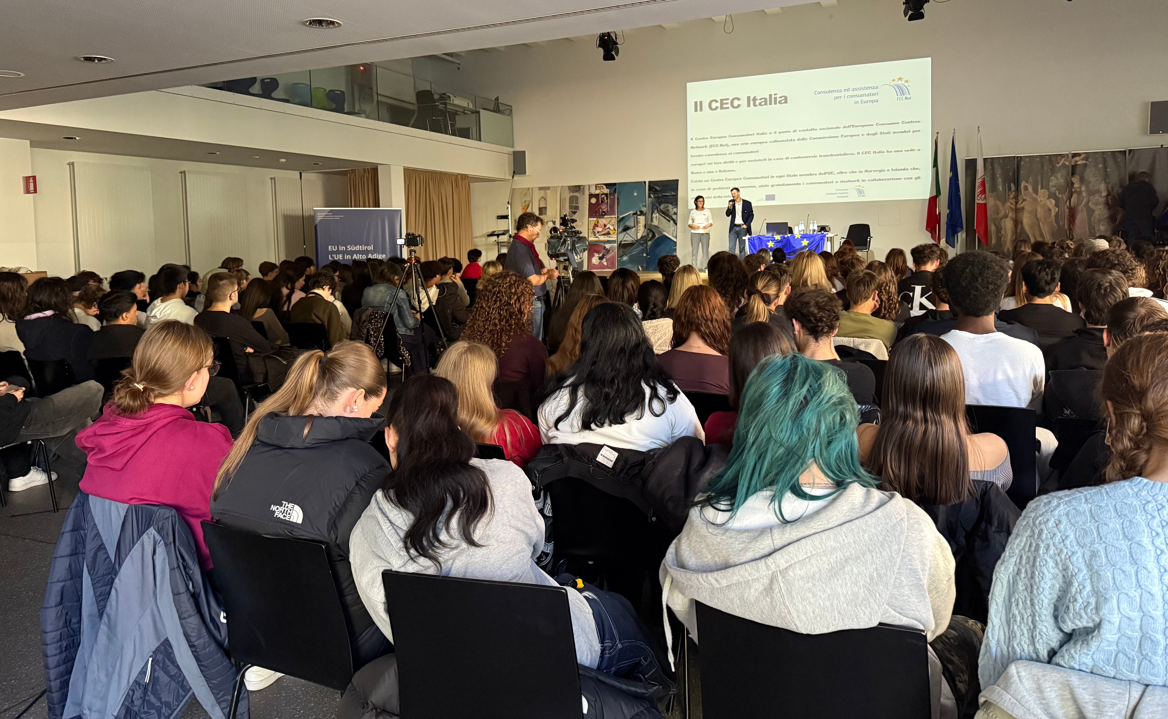 L'evento informativo EU vs Disinfo, organizzato da Europe Direct, il centro di informazione e contatto dell'Amministrazione provinciale altoatesina per i temi dell'UE, ha riscosso un grande successo. (Foto: Europe Direct Alto Adige)