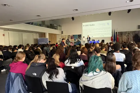 L'evento informativo EU vs Disinfo, organizzato da Europe Direct, il centro di informazione e contatto dell'Amministrazione provinciale altoatesina per i temi dell'UE, ha riscosso un grande successo. (Foto: Europe Direct Alto Adige)