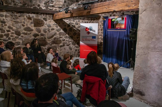 Il noto burattinaio carinziano Andreas Ulbrich ha intrattenuto i bambini di tutte le età con il suo spettacolo Punch and Judy. (Foto: ASP/Greta Stuefer)