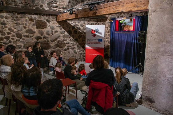 Der bekannte Kärtner Puppenspieler Andreas Ulbrich begeisterte die Kinder mit seinem Kasperltheater. (Foto: LPA/Greta Stuefer)