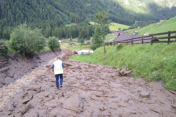 Am Gornerbach in Mühlwald ist die Wildbachverbauung am Tag nach dem Starkregen mit Aufräumarbeiten befasst. (Foto: LPA/Landesamt für Wildbachverbauung Ost/Martin Moser)
