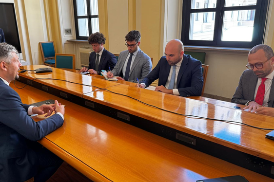 L’incuntada danter l’assessur provinzial ala Mobilité y Infrastrotöres, Daniel Alfreider (a man ciampa) y le sotsecreter de Stat dl Minister dles Infrastrotöres y di Trasporc, Tullio Ferrante (vis-à-vis, amez, cun sü colaboradusc). Tema: le percurs de sperimentaziun metü a jí dai Comuns dla Val Badia y de Gherdëna, dal grup de esperc y dala Provinzia por la istituziun de na ZTL raionala sön le Ju de Frara. (retrat USP/Departimënt Infrastrotöres y Mobilité)