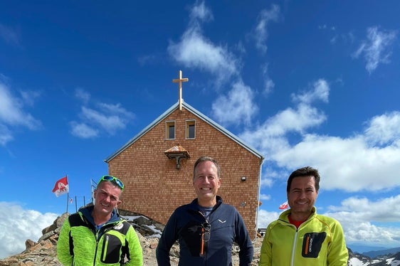 Landesrat Bessone vor dem Becherhaus (Foto: LPA/Massimo Moro)