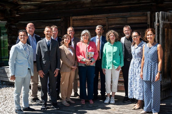 Ntan na cunferënza stampa tenida tl Tublá da Nives te Sëlva, à Daniel Alfreider, assessëur provinziel per l'Istruzion, la Furmazion y la Cultura ladina, deberieda cun l team dl assessoart y departimënt fat n bilanz dla prima pert dla legislatura. (Foto: USP/Fabio Brucculeri)