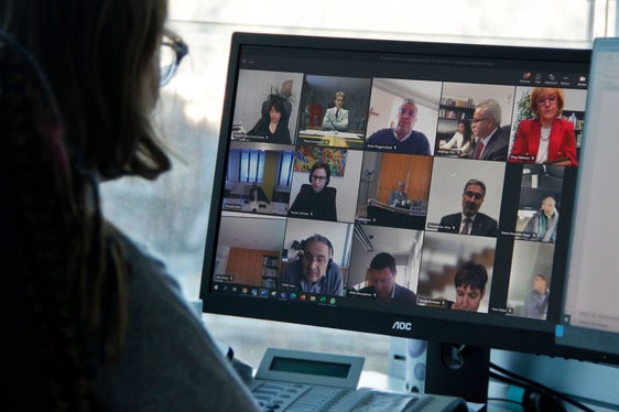 Il presidente, Arno Kompatscher, e l’assessora alle politiche sociali, Waltraud Deeg, hanno discusso questa mattina in videoconferenza con il presidente del Consorzio dei Comuni, Andreas Schatzer, ed i presidenti delle Comunità comprensoriali il tema della creazione di ulteriori posti letto per l’emergenza freddo (Foto: ASP/Greta Stuefer)