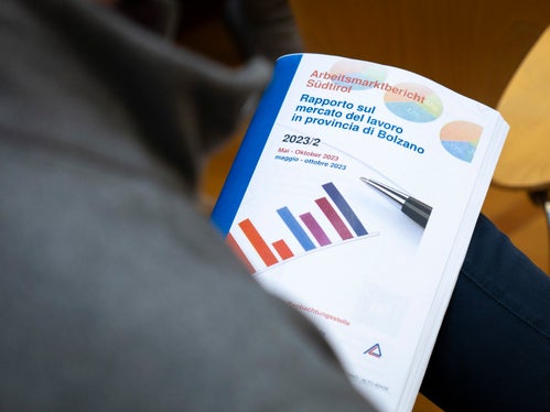 Bemerkenswerte Entwicklungen auf dem Südtiroler Arbeitsmarkt im Sommerhalbjahr 2023 sind heute bei der Vorstellung des Arbeitsmarktberichtes Mai-Oktober 2023 beleuchtet worden. (Foto: LPA/Fabio Brucculeri)