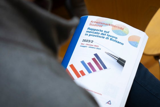 I notevoli sviluppi del mercato del lavoro altoatesino nel semestre estivo 2023 sono stati evidenziati oggi in occasione della presentazione del rapporto sul mercato del lavoro maggio-ottobre 2023. (Foto: ASP/Fabio Brucculeri)